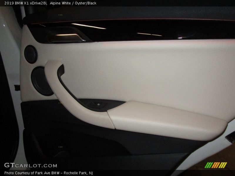 Alpine White / Oyster/Black 2019 BMW X1 xDrive28i