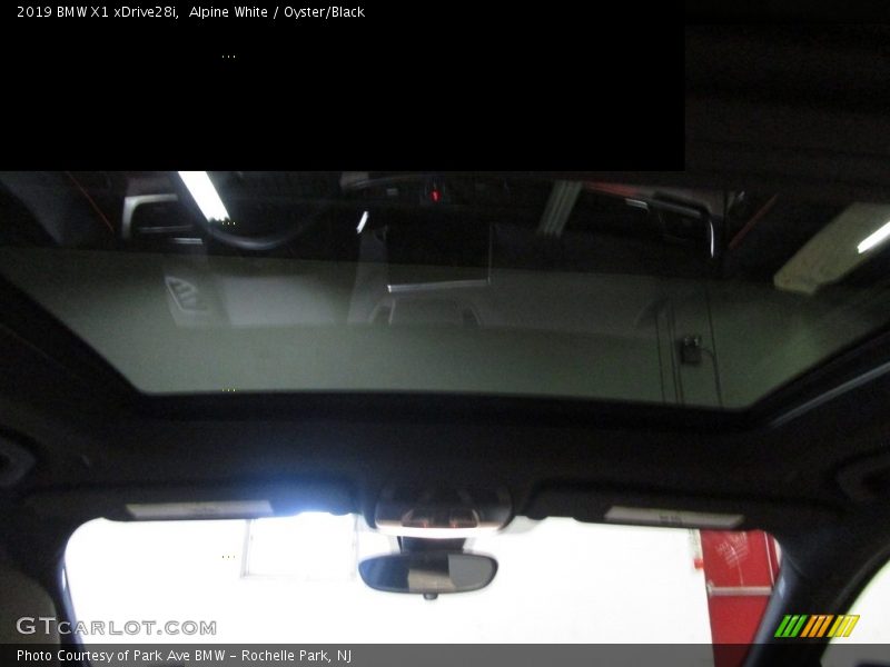 Alpine White / Oyster/Black 2019 BMW X1 xDrive28i