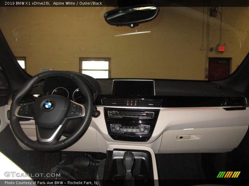 Alpine White / Oyster/Black 2019 BMW X1 xDrive28i