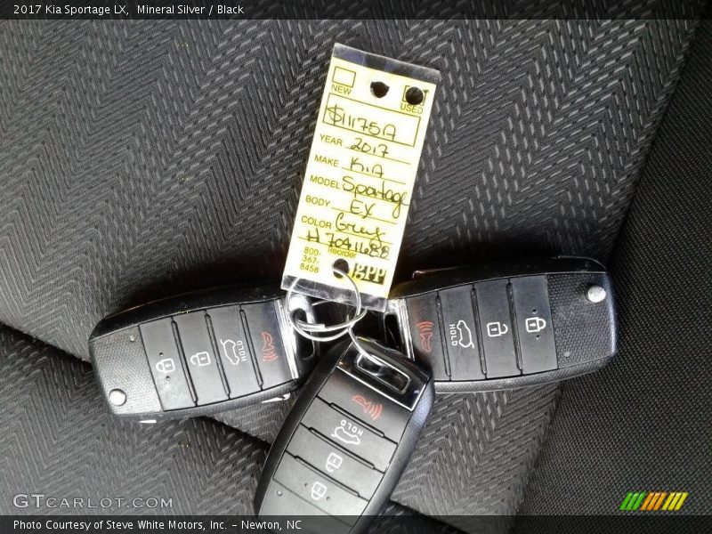Mineral Silver / Black 2017 Kia Sportage LX