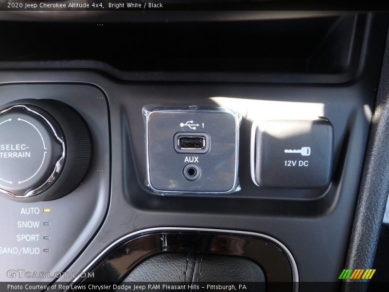 Bright White / Black 2020 Jeep Cherokee Altitude 4x4
