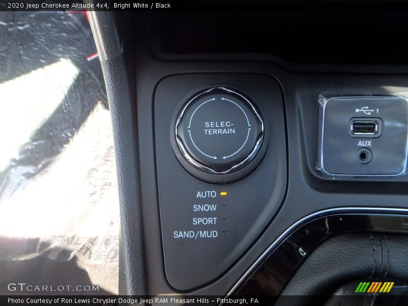 Bright White / Black 2020 Jeep Cherokee Altitude 4x4