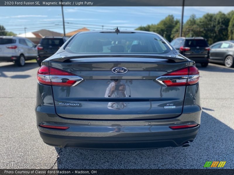 Magnetic Metallic / Light Putty 2020 Ford Fusion SE