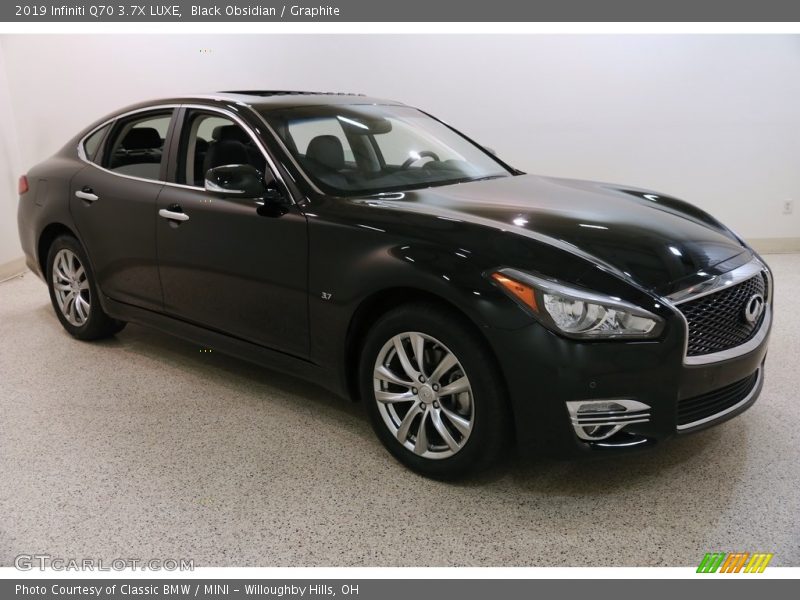 Front 3/4 View of 2019 Q70 3.7X LUXE