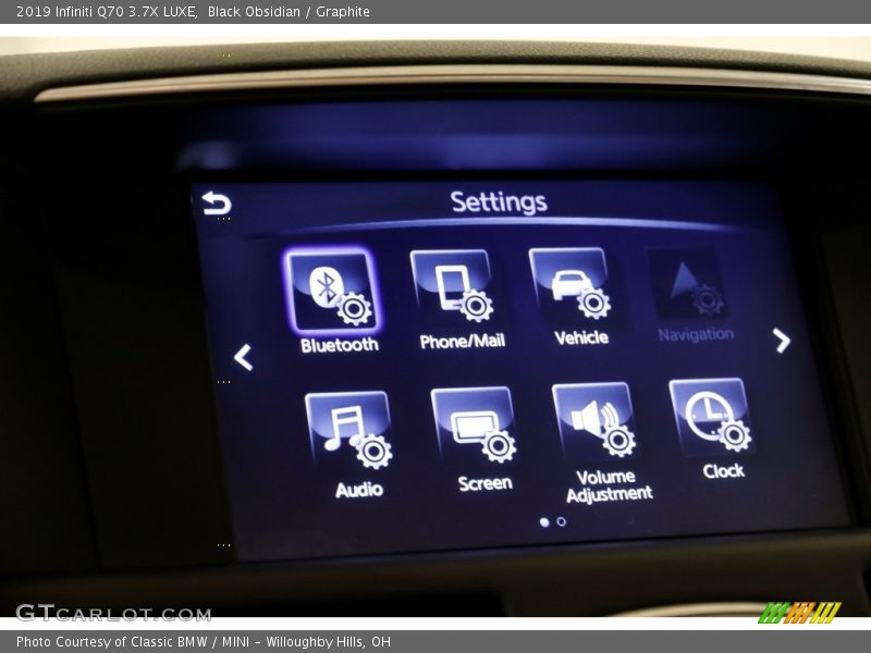 Controls of 2019 Q70 3.7X LUXE