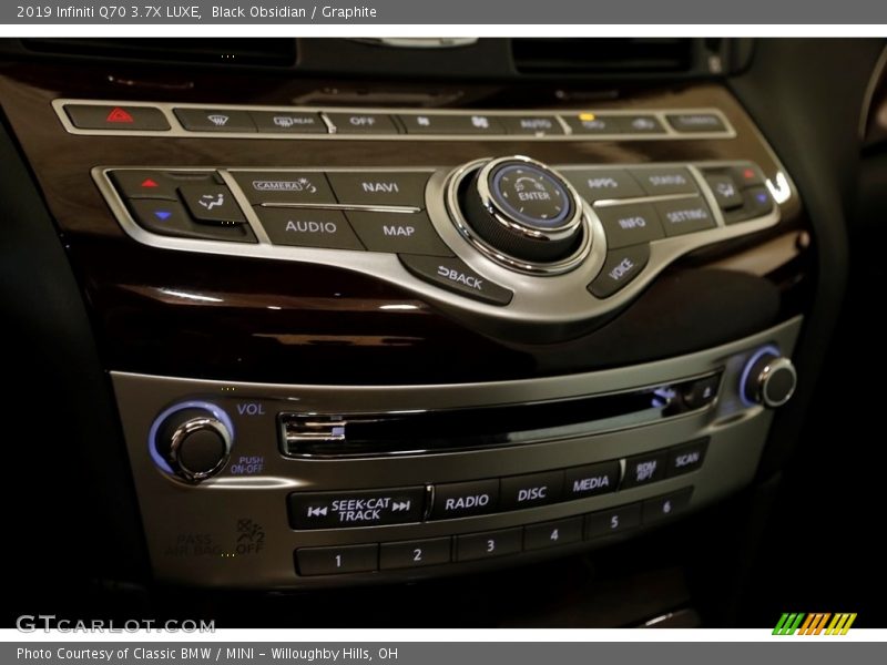 Controls of 2019 Q70 3.7X LUXE