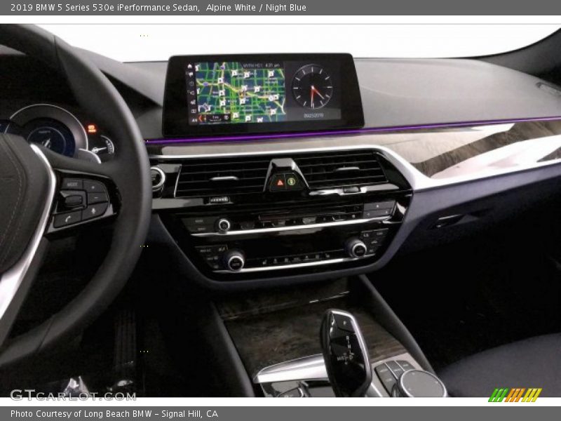 Alpine White / Night Blue 2019 BMW 5 Series 530e iPerformance Sedan