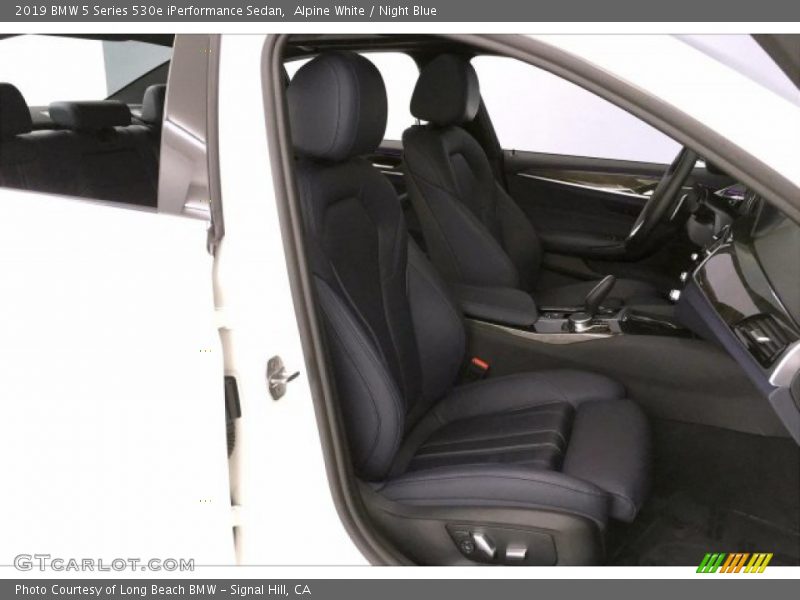 Alpine White / Night Blue 2019 BMW 5 Series 530e iPerformance Sedan