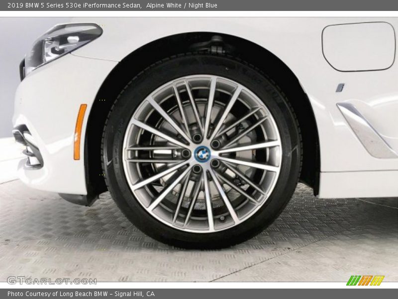 Alpine White / Night Blue 2019 BMW 5 Series 530e iPerformance Sedan