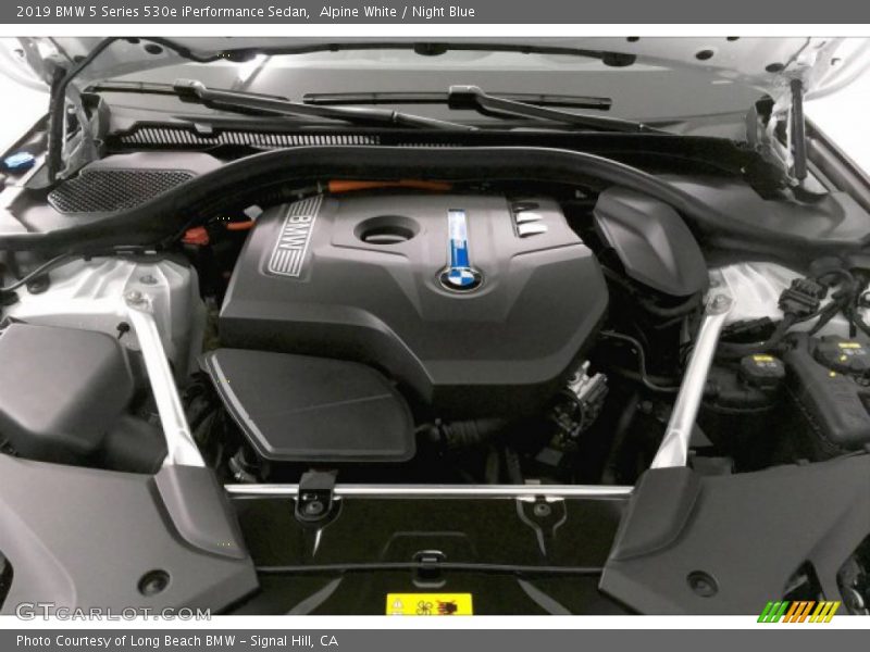 Alpine White / Night Blue 2019 BMW 5 Series 530e iPerformance Sedan