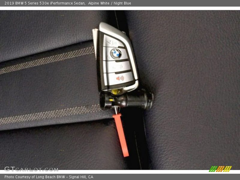 Alpine White / Night Blue 2019 BMW 5 Series 530e iPerformance Sedan