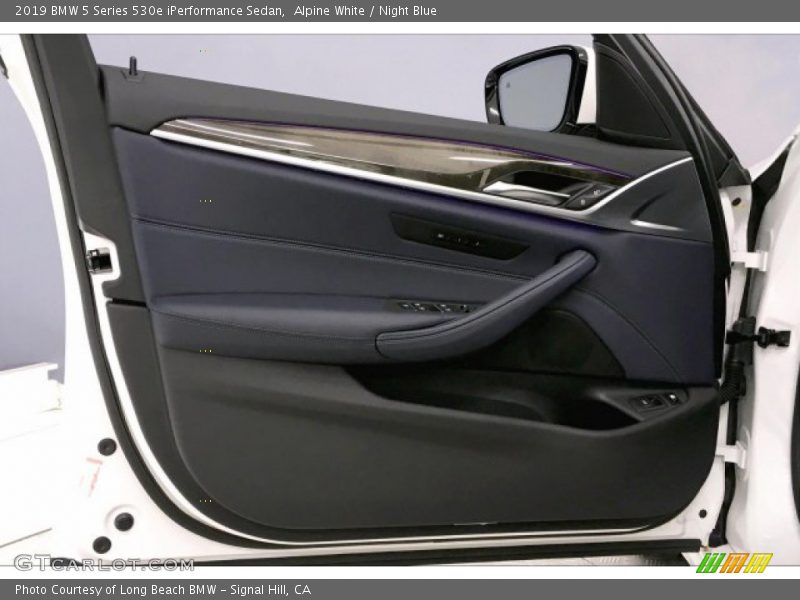 Alpine White / Night Blue 2019 BMW 5 Series 530e iPerformance Sedan