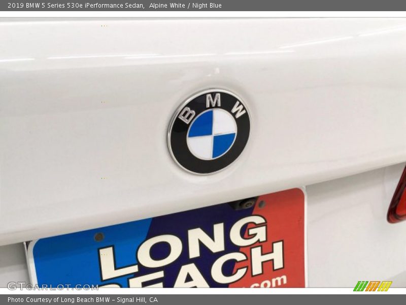 Alpine White / Night Blue 2019 BMW 5 Series 530e iPerformance Sedan