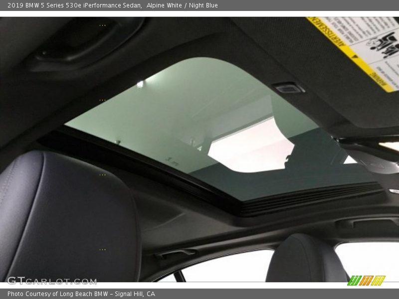 Alpine White / Night Blue 2019 BMW 5 Series 530e iPerformance Sedan