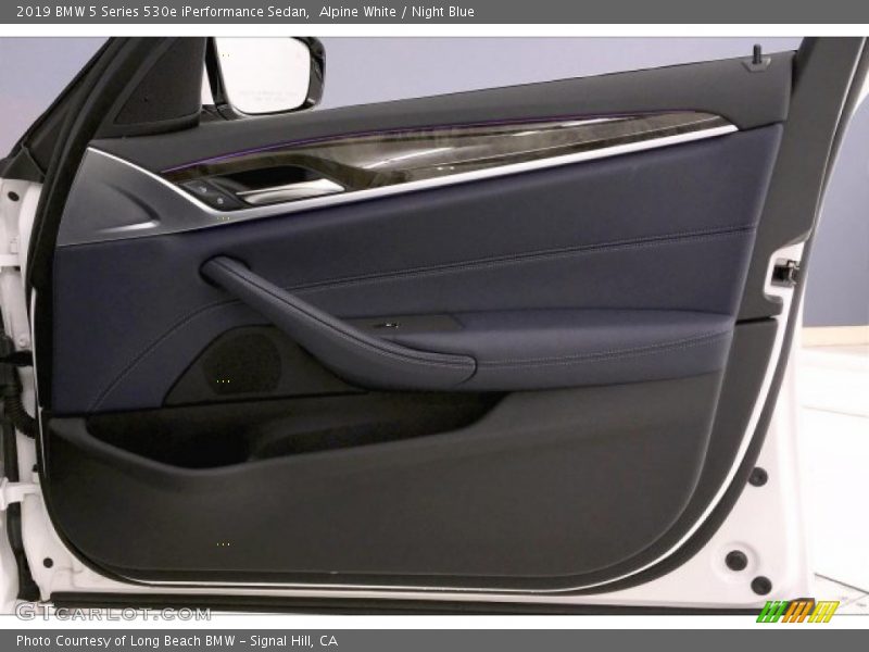 Alpine White / Night Blue 2019 BMW 5 Series 530e iPerformance Sedan