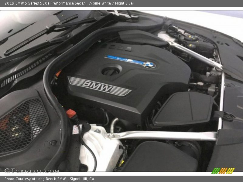 Alpine White / Night Blue 2019 BMW 5 Series 530e iPerformance Sedan