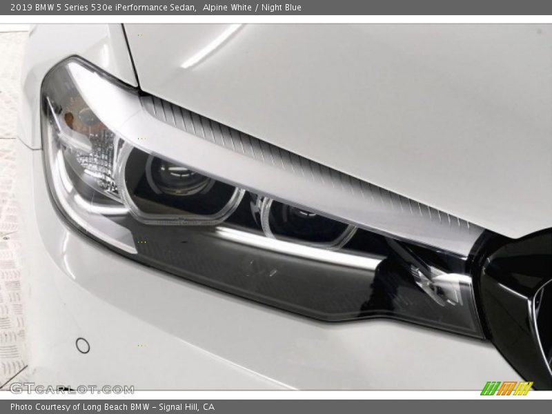 Alpine White / Night Blue 2019 BMW 5 Series 530e iPerformance Sedan