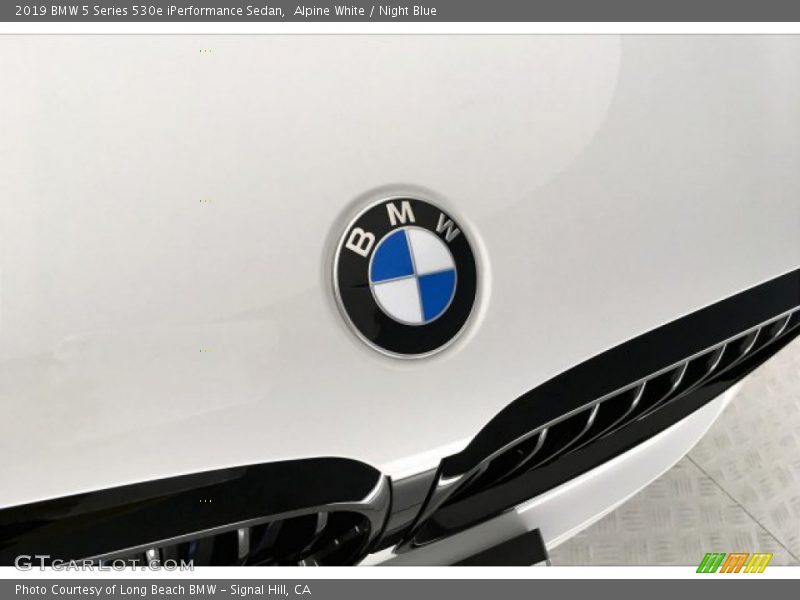 Alpine White / Night Blue 2019 BMW 5 Series 530e iPerformance Sedan