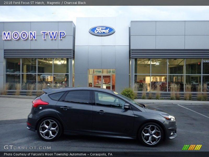Magnetic / Charcoal Black 2018 Ford Focus ST Hatch