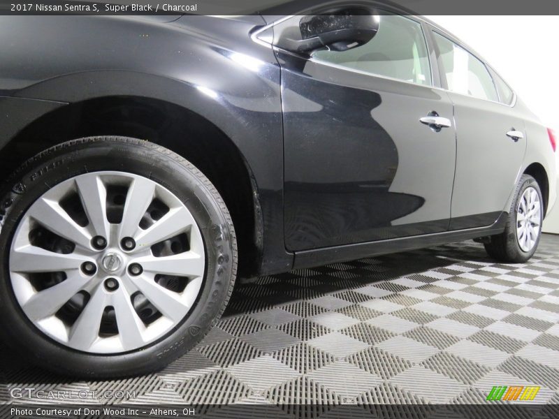 Super Black / Charcoal 2017 Nissan Sentra S