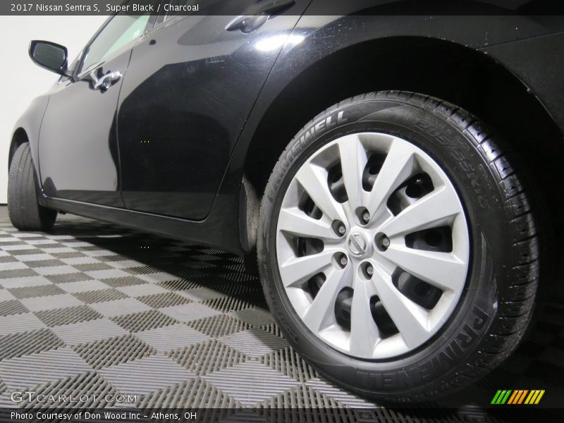 Super Black / Charcoal 2017 Nissan Sentra S