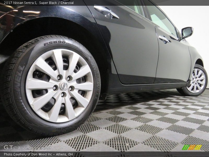 Super Black / Charcoal 2017 Nissan Sentra S