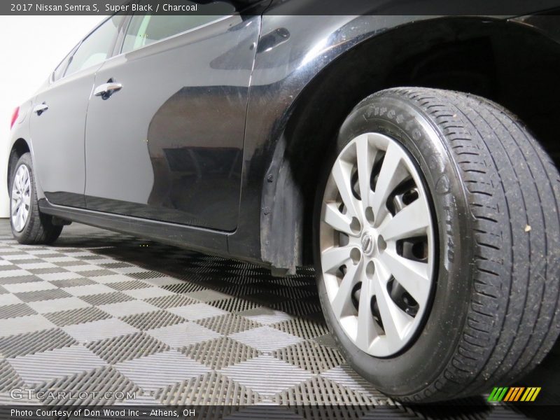 Super Black / Charcoal 2017 Nissan Sentra S