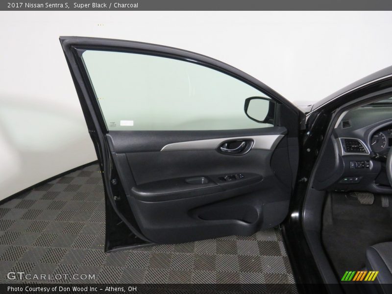 Super Black / Charcoal 2017 Nissan Sentra S