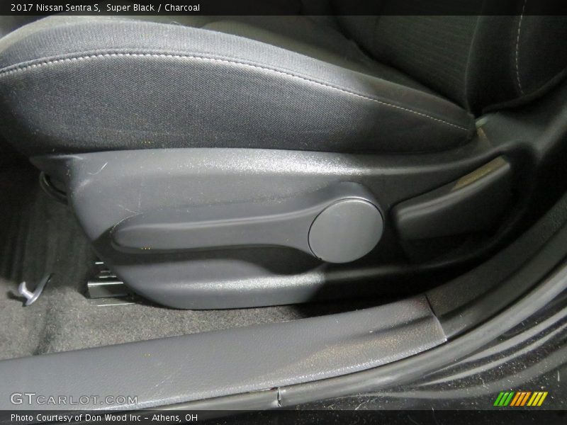 Super Black / Charcoal 2017 Nissan Sentra S