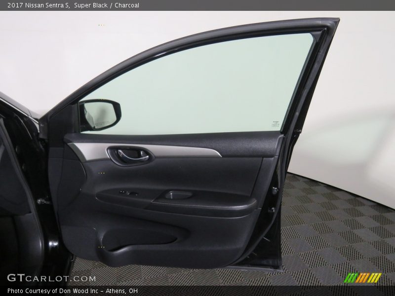 Super Black / Charcoal 2017 Nissan Sentra S