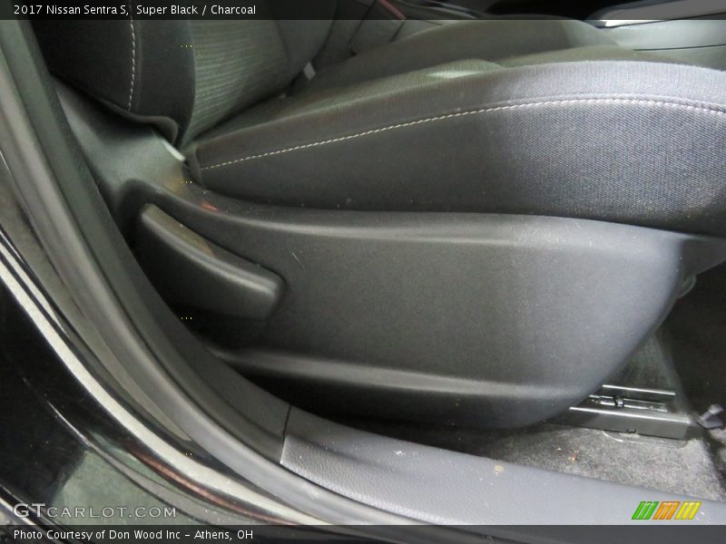 Super Black / Charcoal 2017 Nissan Sentra S