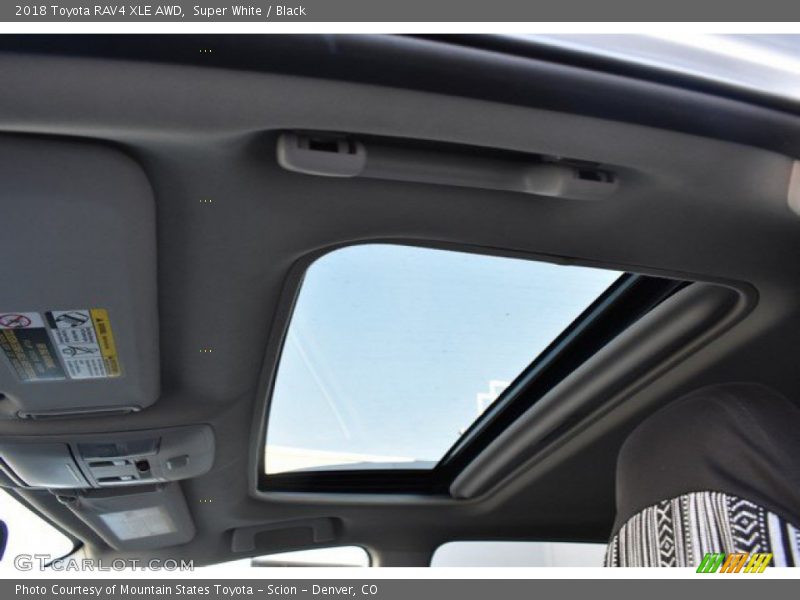 Super White / Black 2018 Toyota RAV4 XLE AWD