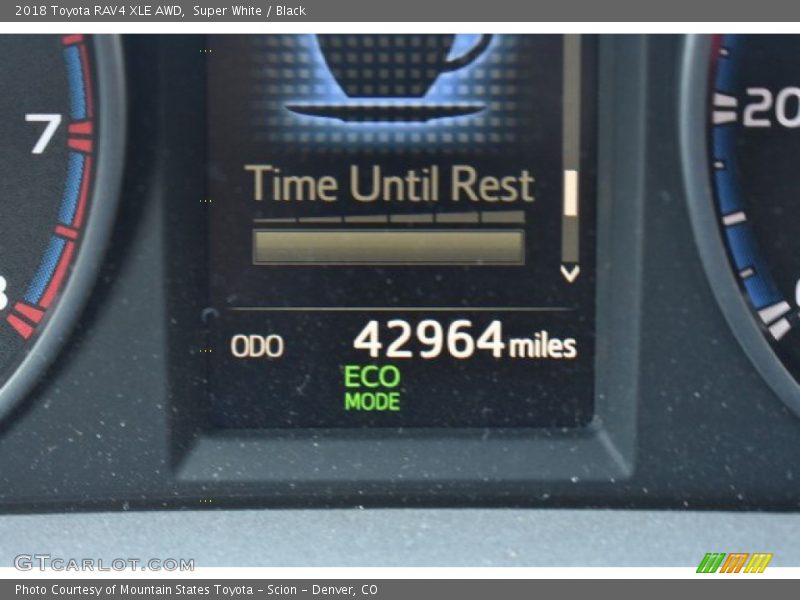 Super White / Black 2018 Toyota RAV4 XLE AWD