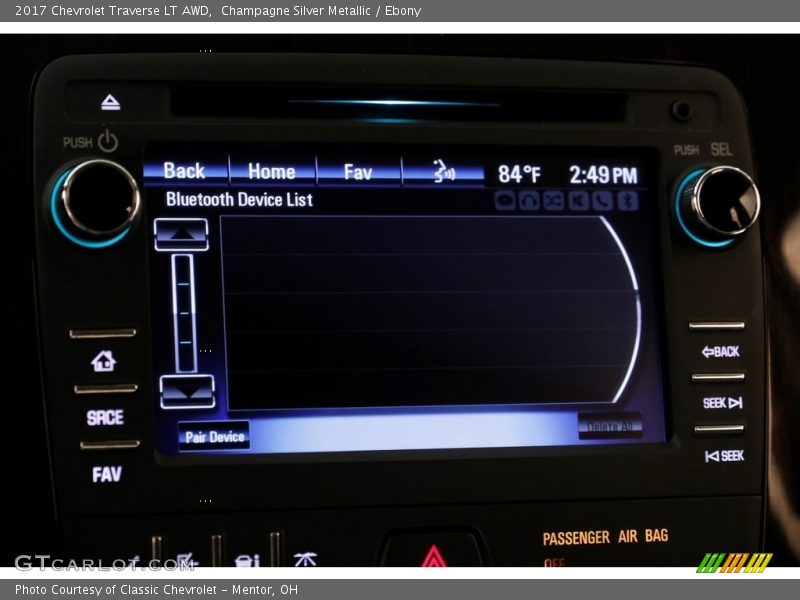 Champagne Silver Metallic / Ebony 2017 Chevrolet Traverse LT AWD