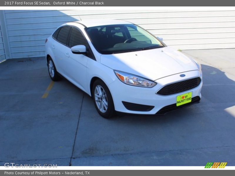 Oxford White / Charcoal Black 2017 Ford Focus SE Sedan