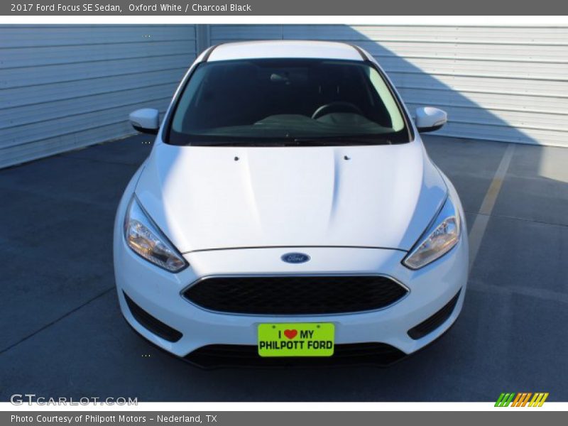 Oxford White / Charcoal Black 2017 Ford Focus SE Sedan