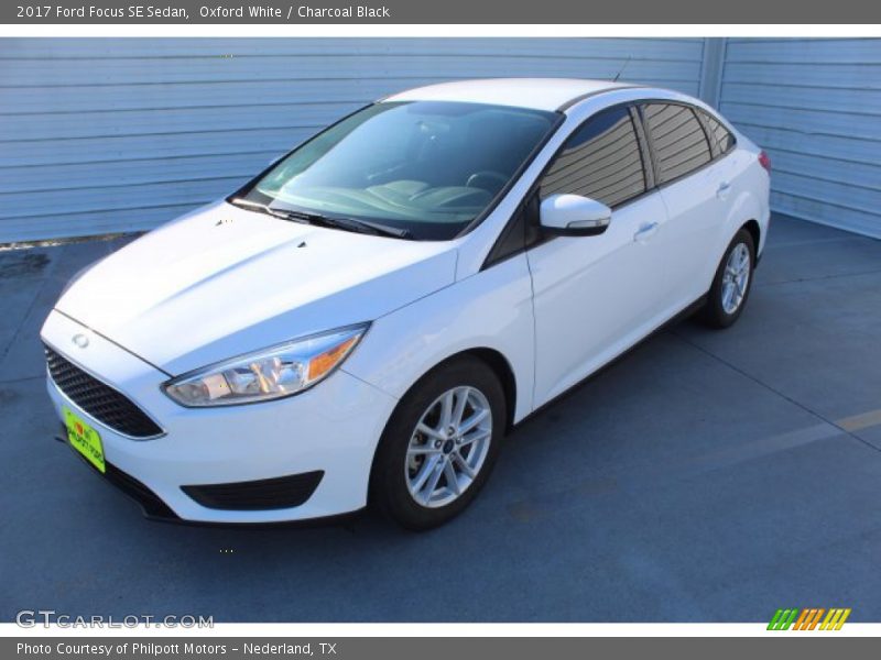 Oxford White / Charcoal Black 2017 Ford Focus SE Sedan