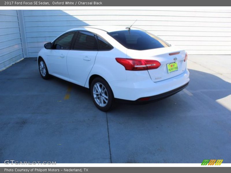 Oxford White / Charcoal Black 2017 Ford Focus SE Sedan