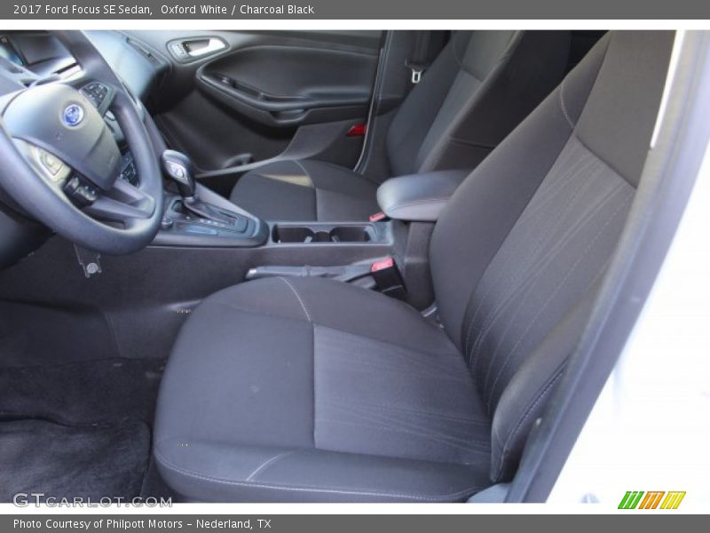 Oxford White / Charcoal Black 2017 Ford Focus SE Sedan
