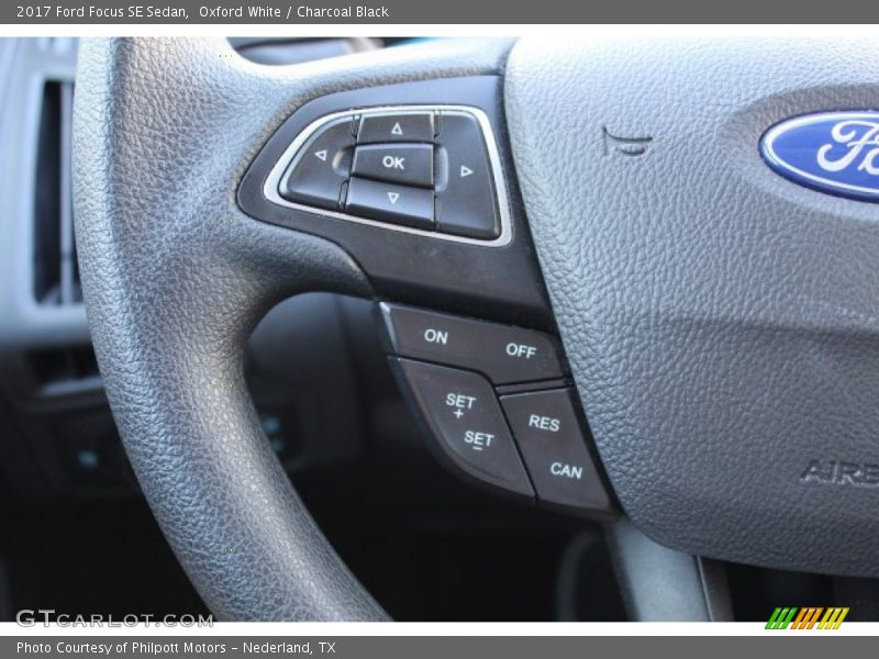 Oxford White / Charcoal Black 2017 Ford Focus SE Sedan