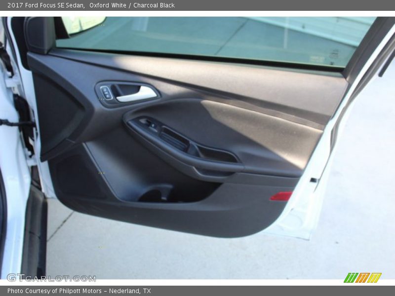 Oxford White / Charcoal Black 2017 Ford Focus SE Sedan
