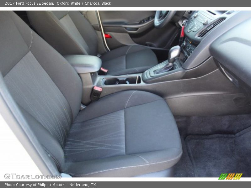 Oxford White / Charcoal Black 2017 Ford Focus SE Sedan