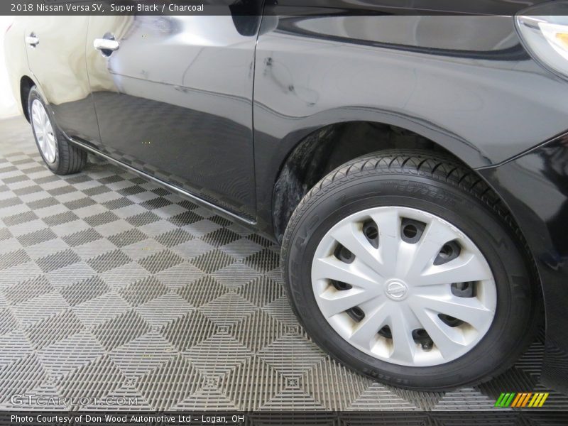 Super Black / Charcoal 2018 Nissan Versa SV