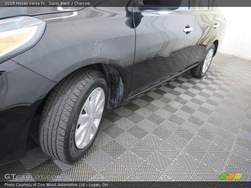 Super Black / Charcoal 2018 Nissan Versa SV