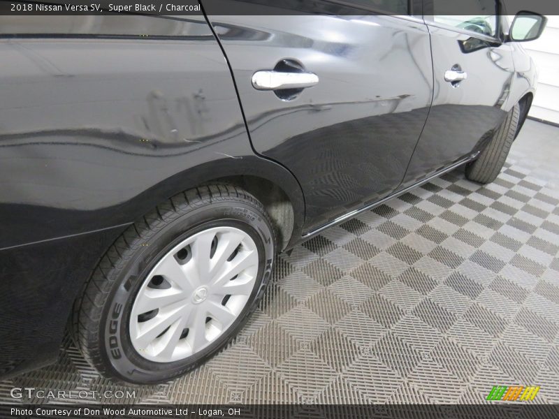 Super Black / Charcoal 2018 Nissan Versa SV