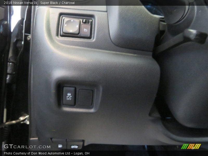 Super Black / Charcoal 2018 Nissan Versa SV