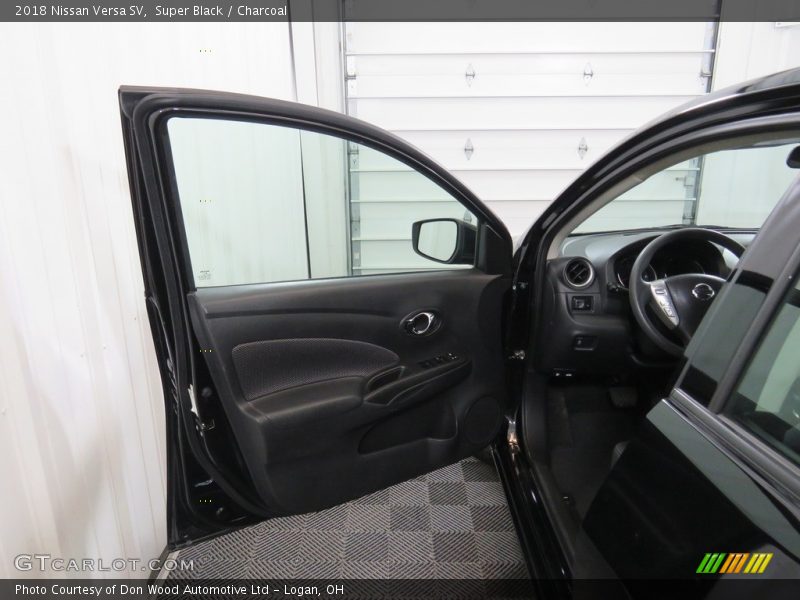 Super Black / Charcoal 2018 Nissan Versa SV