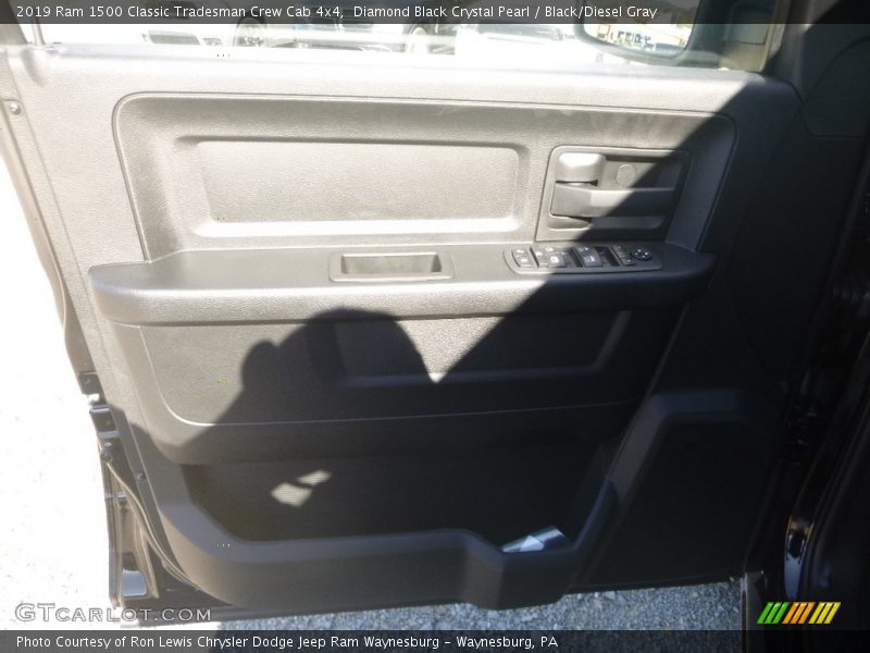 Diamond Black Crystal Pearl / Black/Diesel Gray 2019 Ram 1500 Classic Tradesman Crew Cab 4x4
