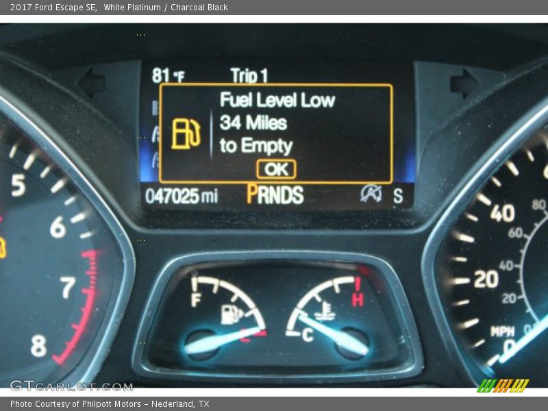 White Platinum / Charcoal Black 2017 Ford Escape SE