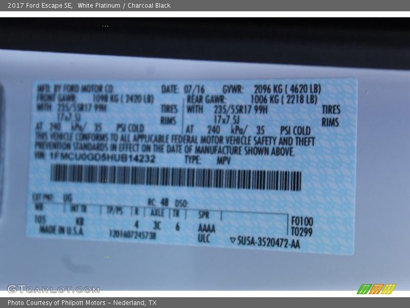White Platinum / Charcoal Black 2017 Ford Escape SE